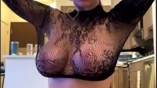 Megan McCarthy Show up Erotic body on livestream !!!